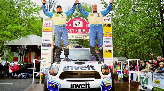 Václav Pech a Petr Uhel se radují z triumfu v eskokrumlovské rallye, druhého...
