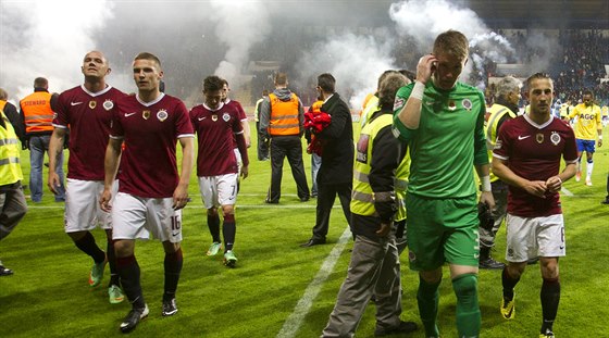 OSLAVY MUSÍ POKAT. Sparantí fotbalisté prohráli v Teplicích 1:3, a tak si...