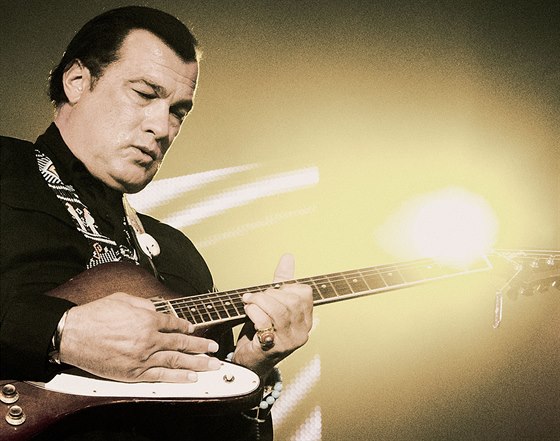 Steven Segal se na Rock for People pedstaví v roli bluesmana.