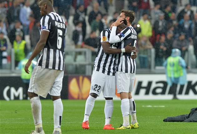 SMUTEK.. Fotbalisté Juventusu po utkání s Benfikou Lisabon. Do finále Evropské