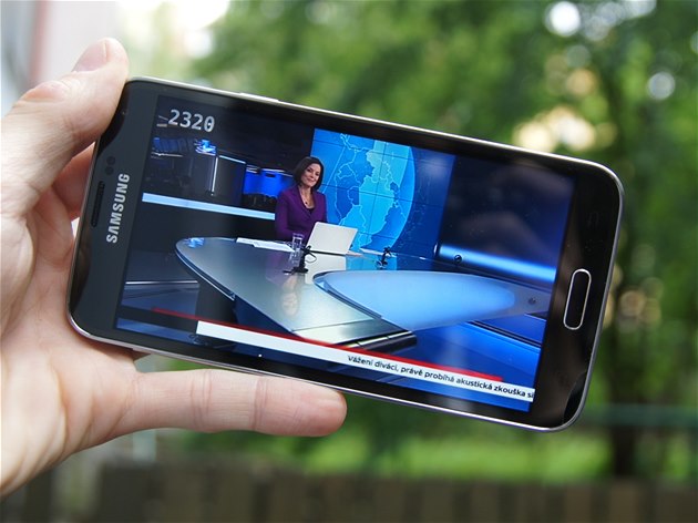 Lidé se v mobilu na televizi nedívají, proč by měli platit, tvrdí experti. ČT i ČRo mediální novelu brání