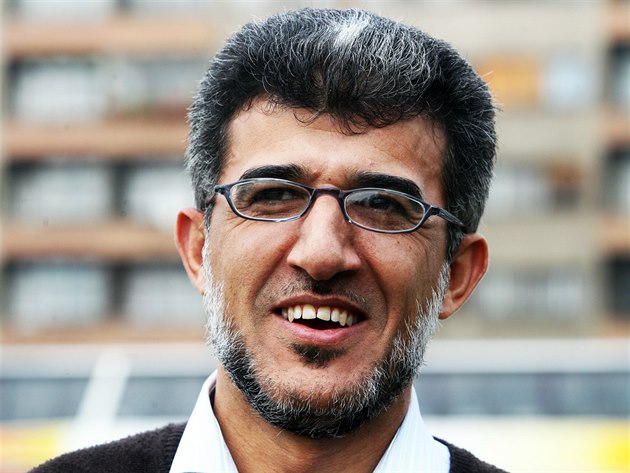 P�edseda Úst�edí muslimských obcí Muneeb Hassan Alrawi na modlitb� p�ed...