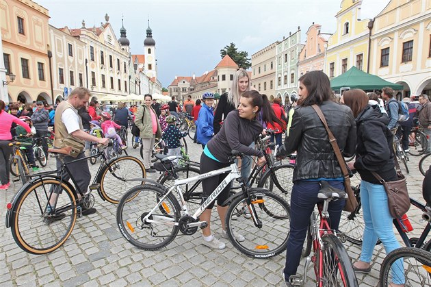 P�edev�ím omladina dorazila na nových strojích oble�ená do sportovních...