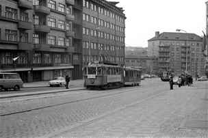Snímek z rozlučkového průvodu starých tramvajových vozů dne 9. května 1974.