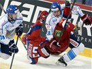 NEKOMPROMISNÍ STOPKA. Ruský hokejista Sergej irokov padá po souboji s Jyri
