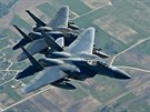 Americk letouny F-15 bhem hldkovho letu nad Litvou
