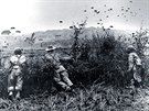 Vojáci sledují francouské parautisty pi výsadku v bitv u Dien Bien Phu.