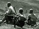 Francouztí vojáci sledují postavení Vietnamc pi bitv u Dien Bien Phu (1954).