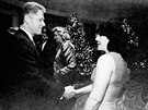 Americký prezident Bill Clinton a stáistka Monika Lewinská pi vánoním...