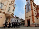 Putler na kostele v Sokolov na Starém námstí, kde slaví komunisté 1.Máj.