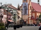 Putler na kostele v Sokolov na Starém námstí, kde slaví komunisté 1.Máj....