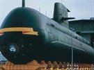 Spoutní ponorky HMAS Collins na vodu. To co vypadá jako pláty obívky lodního...