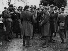 Snímek ze umavy z podzimu 1938  vojáci v s. uniformách v druném hovoru s...