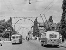 Pohled z Mostecké ulice k Praskému mostu s dvojicí trolejbus koda 7Tr . 57...