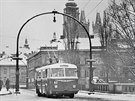 Zimní pohlednice Praského mostu z pelomu 50. a 60. let s projídjícím...