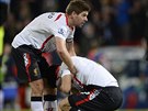 Liverpoolský kapitán Steven Gerrard (vlevo) utuje Luise Suáreze po zápase na...