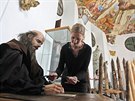 Tereza Petáková upravuje expozici Muzea knihy tsn ped otevením jeho...