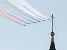 Putinovo letectvo vytvoilo nad Moskvou ruskou trikoloru. (9. kvtna 2014)