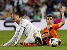Cristiano Ronaldo z Realu Madrid (vlevo) úpí po zákroku Javiera Fuega z