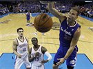 Blake Griffin z LA Clippers smeuje do koe Oklahoma City. Steven Adams (12) a...