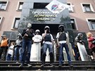 Obsazen� prokuratura v Don�cku. Proru�t� demonstranti si rozebrali v�zbroj...