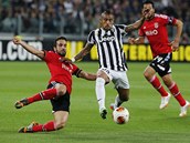 Arturo Vidal z Juventusu se ene kupedu, obtavm zkrokem se mu vrh pod nohy