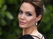 Angelina Jolie na speciln vstav kostm z filmu Zloba - Krlovna ern magie v Kensingtonskm palci (Londn, 8. kvtna 2014)