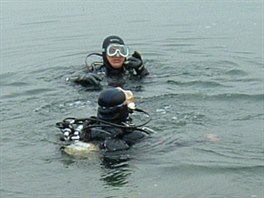Potápěči hexakoptéru vylovili z desetimetrové hloubky.