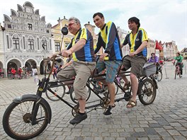 Pes osm set bicyklových nadenc se v pátek shromádilo na námstí Zachariáe...