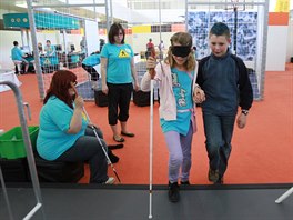 Na jiném míst interaktivní výstavy poznají, jaké to je, kdy nevidomí zabloudí...