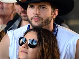 Mila Kunisov a Ashton Kutcher na country festivalu (2015)