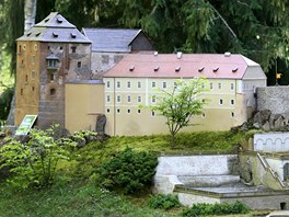 Radek Mika z parku Boheminium stoj� u modelu kompletn�ho be�ovsk�ho are�lu. U�...