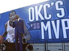 Kevin Durant z Oklahoma City Thunder je nejuitenjm hrem zkladn sti...