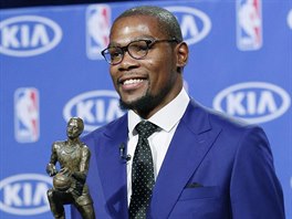 Kevin Durant z Oklahoma City Thunder je nejuitenjm hrem zkladn sti...