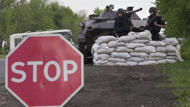 Hlídka ukrajinských bezpečnostních složek u Slavjansku (2. května 2014)