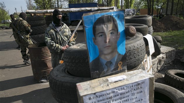 Ruští separatisté střeží příjezdové cesty do Slavjansku (2. května 2014)