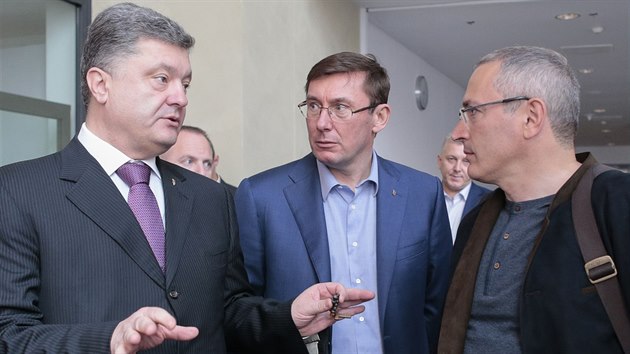 Kandidát na prezidenta Ukrajiny Petro Porošenko diskutuje s Michailem Chodorkovským (vpravo) a bývalým ministrem vnitra Jurijem Lucenkem (25. dubna 2014)