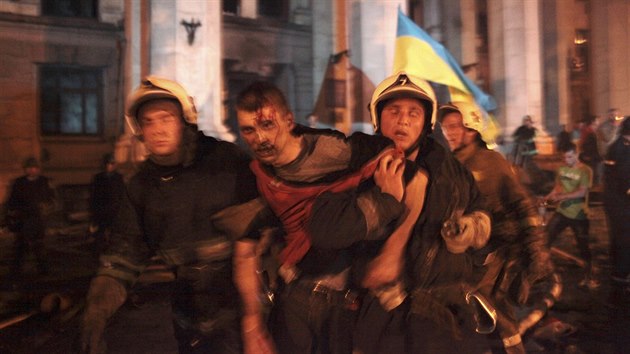 Hasiči odnáší muže zraněného při nepokojích v Oděse (3. května 2014)