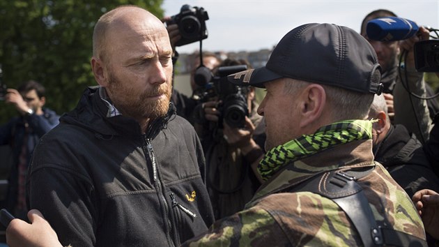 Šéf vojenských pozorovatelů OBSE ve Slavjansku Axel Schneider po propuštění, vpravo velitel ruských separatistů Vjačeslav Ponomarjev (3. května 2014)