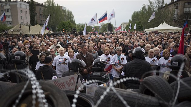 Stoupenci připojení k Rusku truchlí v Doněcku za mrtvé z Oděsy (4. května 2014)