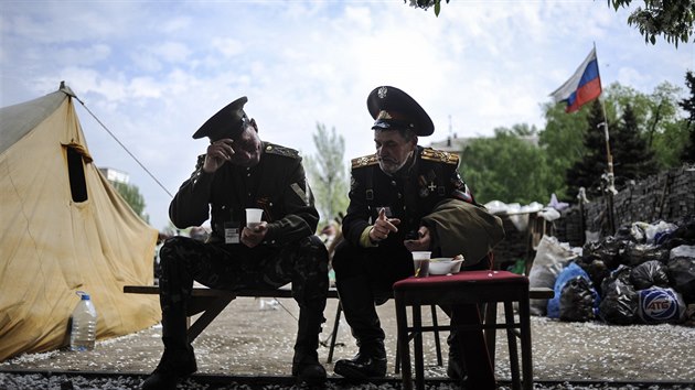 Mui v kozckch uniformch v tboe proruskch separatist v Doncku (5. kvtna 2014)
