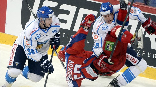 NEKOMPROMISN STOPKA. Rusk hokejista Sergej irokov pad po souboji s Jyri Marttinenem (vpravo) a Juuso Hietanenem z Finska.