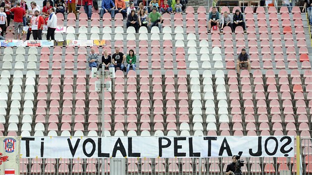 Při odvetě semifinále domácího poháru mezi Brnem a Plzní se fanoušci bavili i pomocí transparentů.