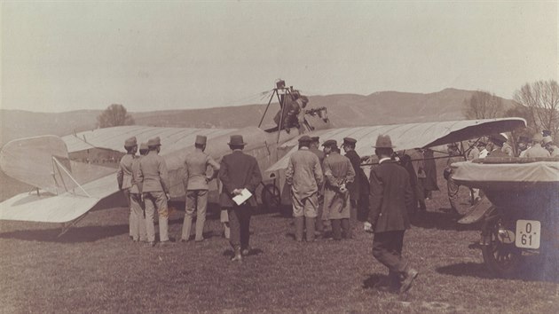 Jeden z pti nov objevench snmk dokumentujcch Schichtv let v roce 1914 zachycuje jednoplonk pilota Ferdinanda Konschela pi mezipistn v Terezn.