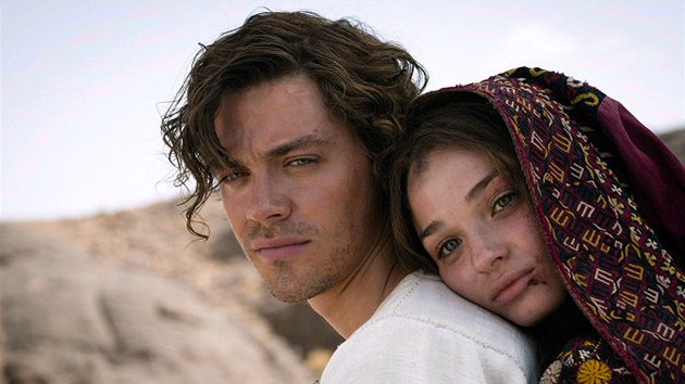 Hlavní hrdina (Tom Payne) a jeho láska (Emma Rigby)