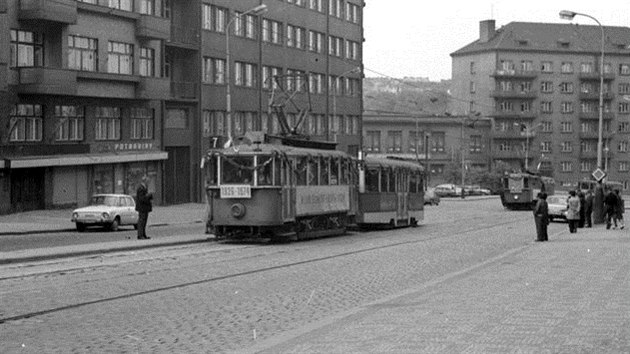 Rozlučkový průvod starých tramvají v den, kdy se Pražané poprvé svezli metrem - 9. května 1974