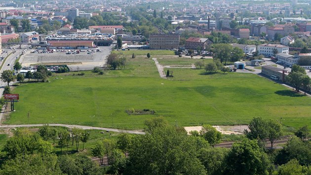 Doln ndra. Dky pesunut ndra na jih se pr centrum Brna roz o msta, kde je nyn zem nikoho. Odprci odsunu tomu vak nev a vad jim dlouh cesta k vlakm.