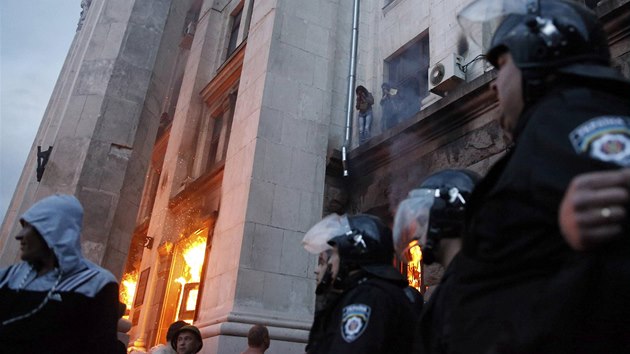 Lidé se snaí uniknout plamenm a koui v budov odborové organizace v Odse