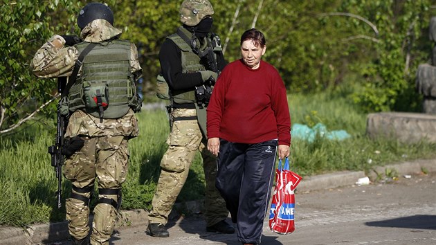Ukrajinsk jednotky pi zsahu v Kramatorsku. Nkte mstn si z jejich ptomnosti podle veho nic nedlaj (3. kvtna)