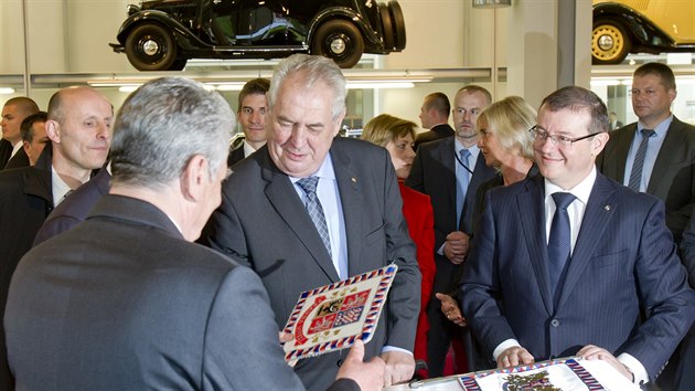Nmeck prezident Joachim Gauck a esk hlava sttu Milo Zeman na nvtv mladoboleslavsk automobilky koda Auto (7. kvtna 2014)
